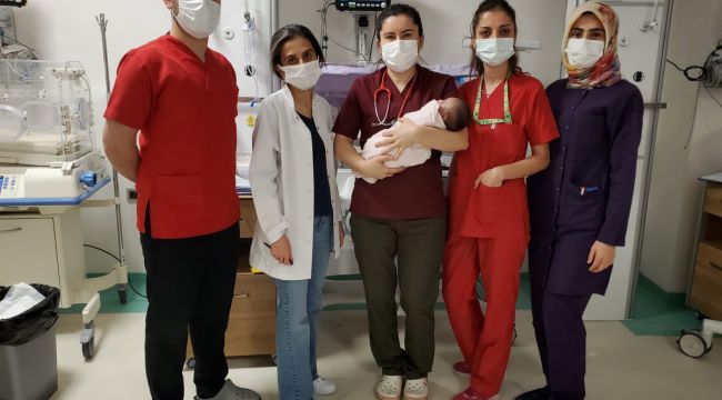 Covid-19 hastası bebek 14 günlük yaşam mücadelesini kazandı