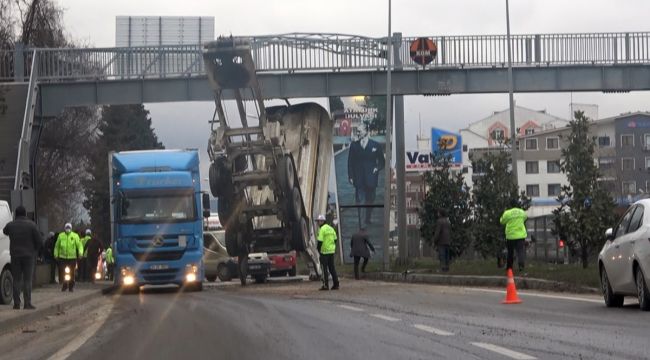 Damperi açılan kamyon üst geçit ve banka aracına çarptı
