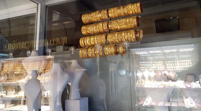 Diyarbakır'da bir kuyumcu sahte altın bilezikleri tezgaha dizip sırra kadem bastı