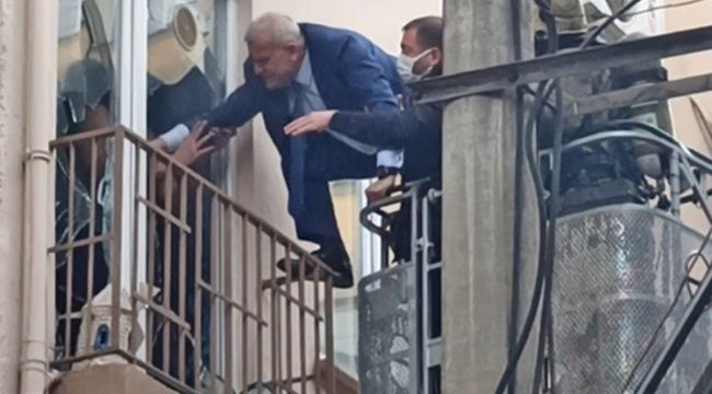 Evi yakıp kendisini içeriye kilitleyen genç adamı polis böyle kurtardı