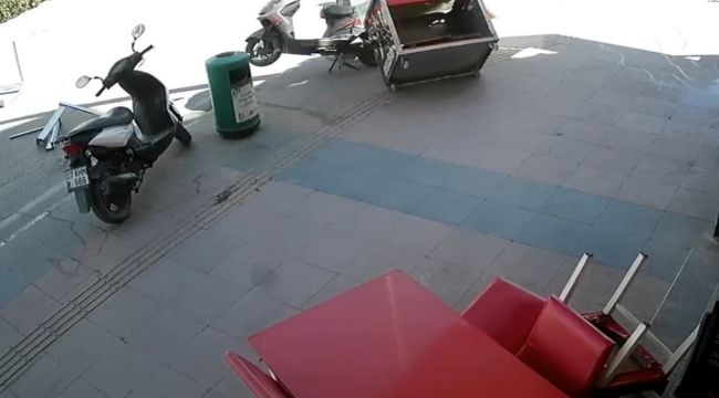 Fırtınada savrulan çiğ köfte tezgahının masaya ve motosiklete çarpma anı