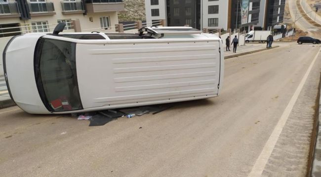 Gaziantep'te otomobille çarpışan minibüs devrildi