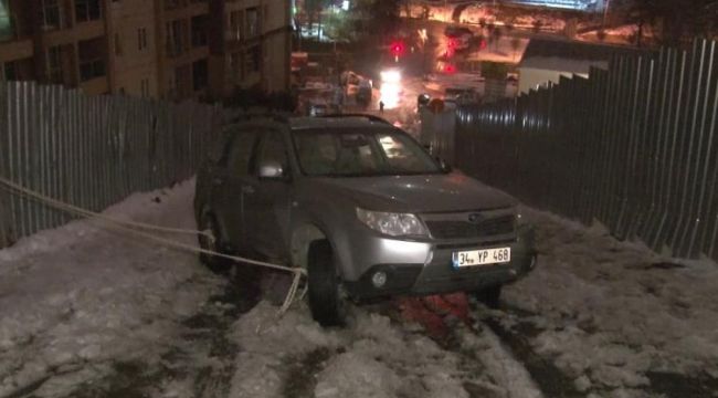 Gaziosmanpaşa'da bir otomobil kar ve buz kaplı yokuşa saplandı