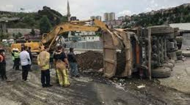 Gaziosmanpaşa'da hafriyat kamyonu devrildi