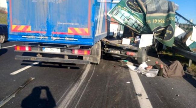 Hadımköy'de kargo kamyonu arızalanan araca çarptı