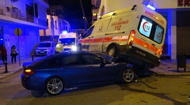Hasta ihbarına giden ambulans otomobille çarpıştı