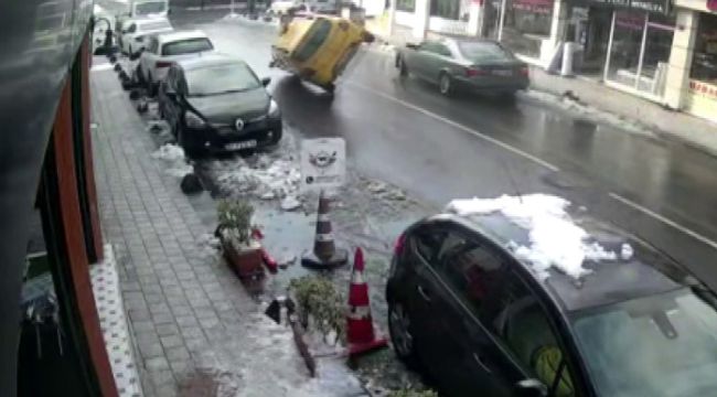 Hatalı çıkış yapan otomobile ticari taksi çarptı