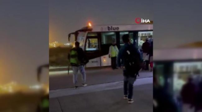 Hindistan'da duman tespit edilen uçak acil iniş yaptı
