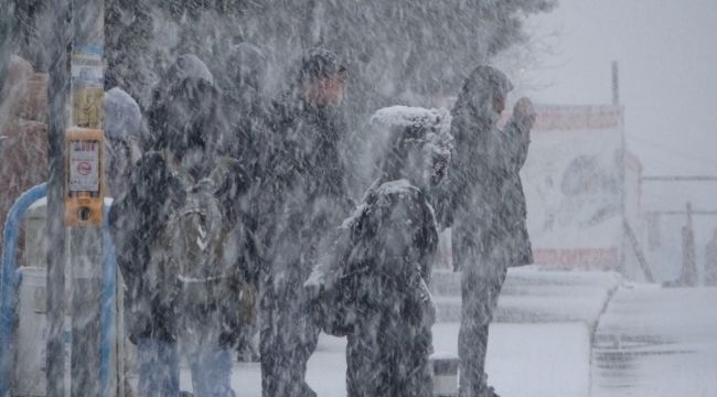 İstanbullular güne kar yağışı ile uyandı