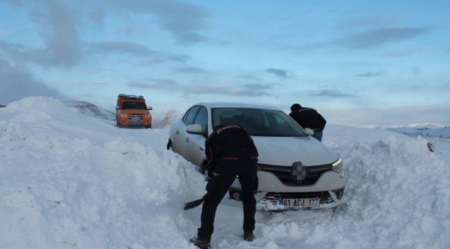 Kar ve tipiden kapanan yolda mahsur kalan Kuveytli 2 turist kurtarıldı