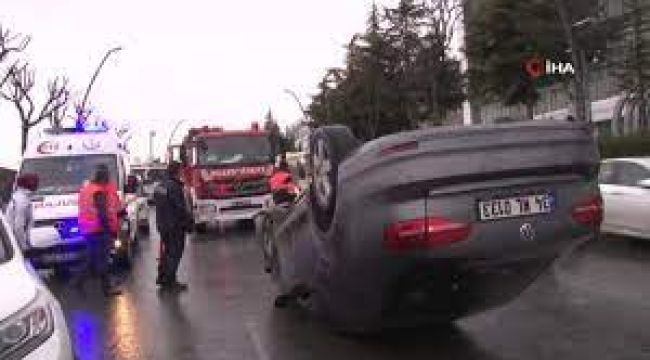 Kayganlaşan yolda ters kayan araç otomobile çarpıp ters döndü