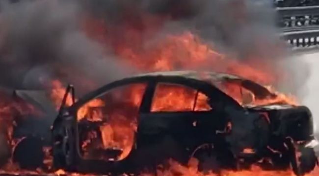 Kaza sonrası alev topuna dönen otomobilden karı-koca son anda kurtarıldı