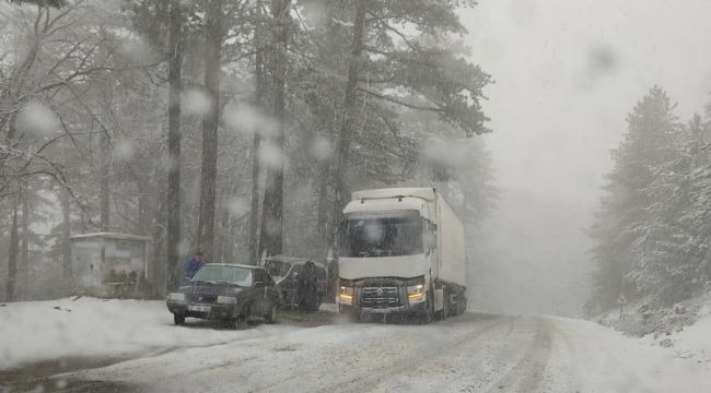 Kazdağları'nda aniden bastıran kar sürücülere zor anlar yaşattı