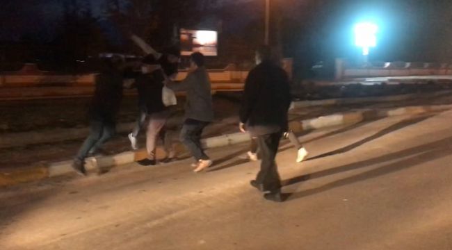 Kendilerini uyaran halk otobüsü şoförünü tekme tokat dövdüler