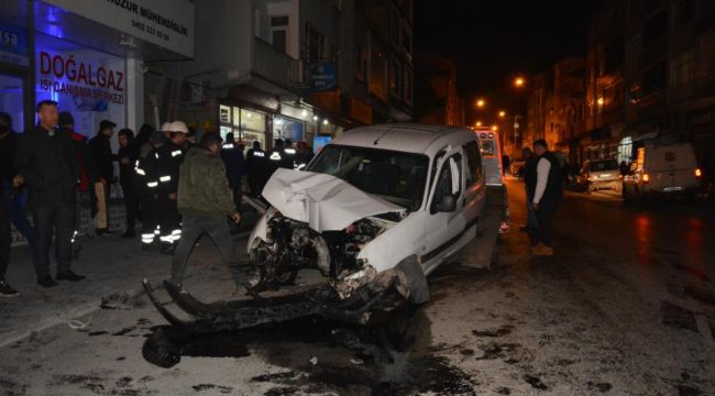 Kontrolden çıkan araç caddeyi birbirine kattı