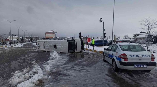 Konya'da işçi taşıyan servis minibüsleri çarpıştı