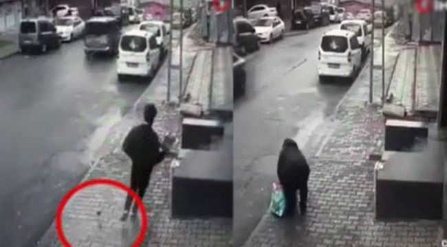 Küçük çocuğun yere düşürdüğü telefonu alıp yoluna devam etti