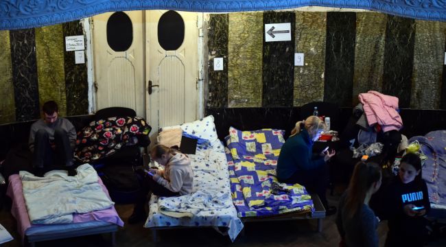 Lviv'de tarihi tiyatronun sahnesi savaş mağdurlarına ev sahipliği yapıyor