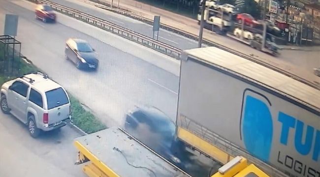 Makas atarken, park halindeki tıra böyle girdi