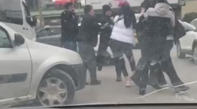 Maltepe'de yol verme kavgasında tekmeler yumruklar havada uçuştu