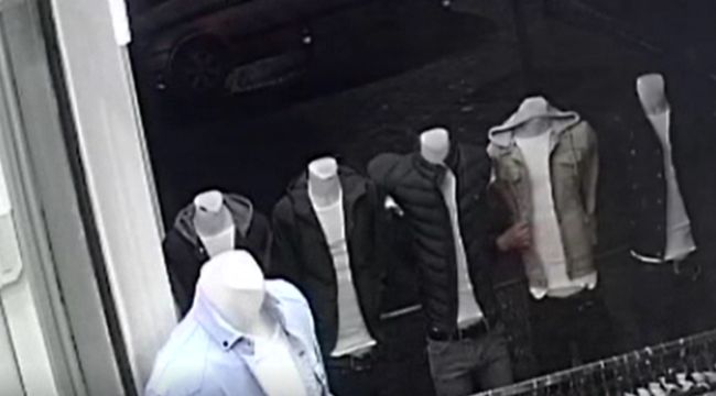 Mankenin üzerindeki kıyafeti çaldı