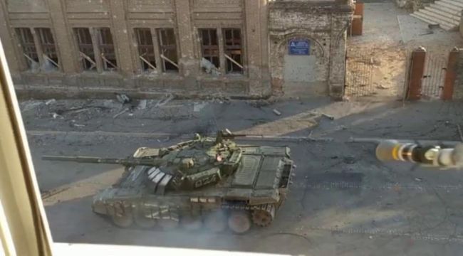 Mariupol'de ilerleyen Rus tankı el tipi tanksavar ile vuruldu