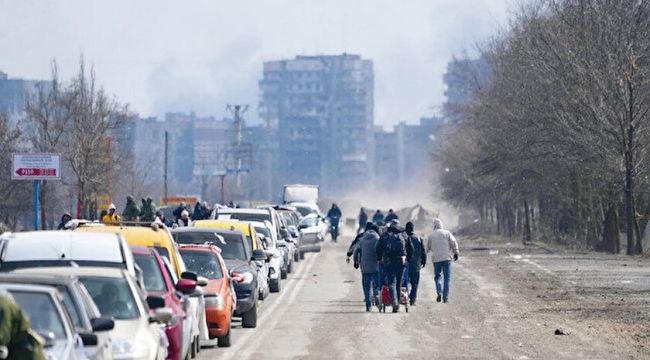 Mariupol'de siviller çatışmaların ortasında şehri terk etmeye çalışıyor