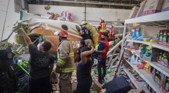 Meksika'da küçük uçak süpermarketin üzerine düştü