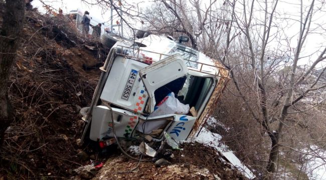Minibüs ile otomobil çarpıştı