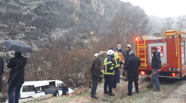 Öğrenci servisi şarampole devrildi