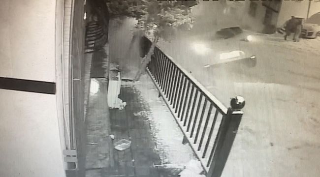 Otomobil kayan çocukların arasına daldı