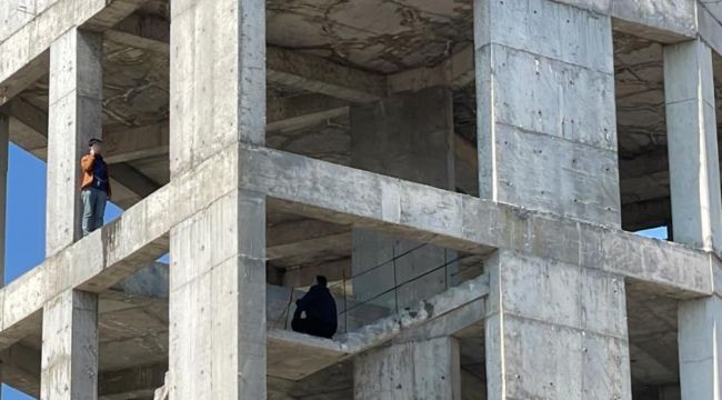 Polisin iknası, genci aşağıya indirdi