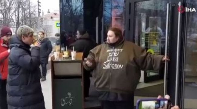 Rus ünlü ressamın oğlu Luka Zatravkin kendisini Mc Donald's'ın kapılarına kelepçeledi