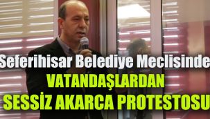 Seferihisar Belediye Meclisinde vatandaşlardan sessiz Akarca protestosu