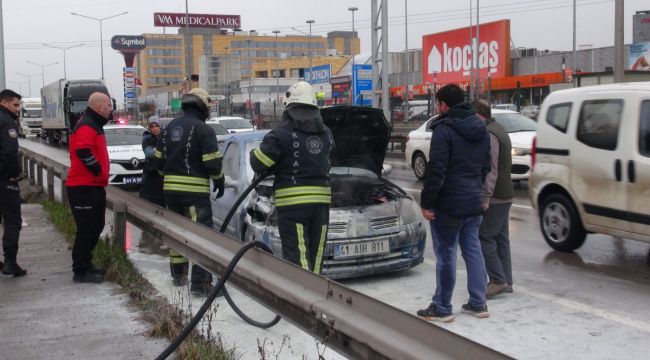 Seyir halindeki otomobilin motoru yandı