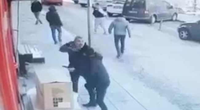 Sokak ortasında husumetlisinin peşinden silahla koştu