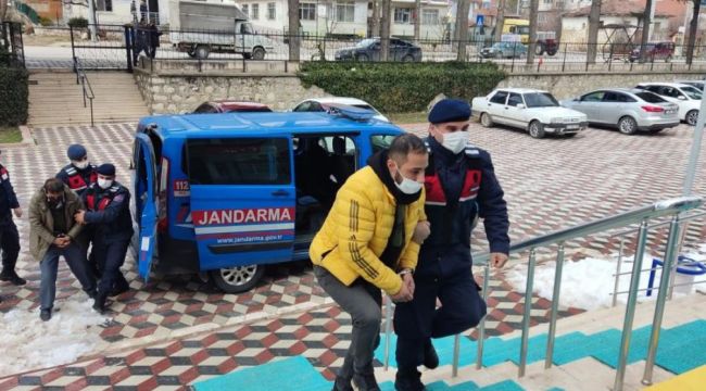 Su motorunu parçalayıp araca yüklerken suçüstü yakalandılar