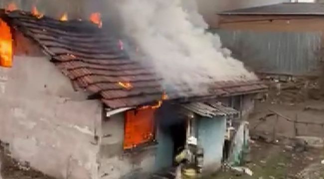 Sultanbeyli'de gecekondu alevlere teslim oldu