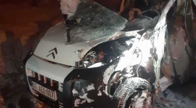 Ticari araç, kar küreme aracıyla çarpıştı