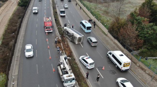 Tuzla'da midibüs refüje çıkıp yan yattı