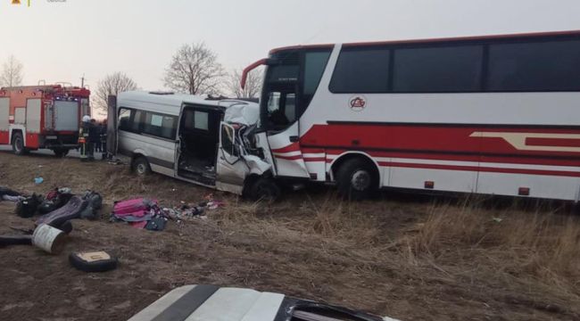 Ukrayna'da tahliye araçları çarpıştı