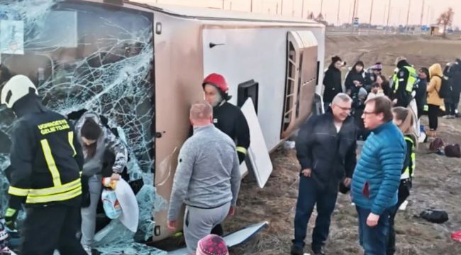 Ukraynalı mültecileri taşıyan otobüs Litvanya'da devrildi
