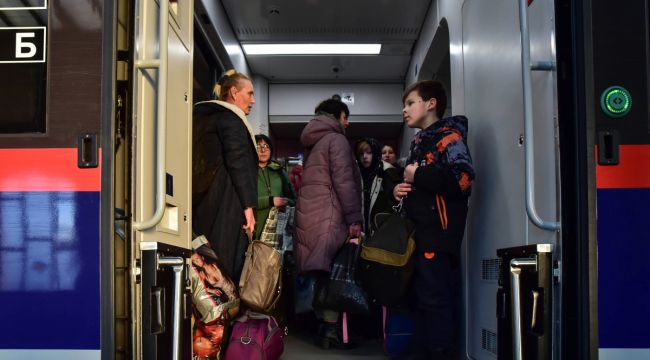 Ukraynalılar kapasitesini aşan trenlerle Polonya'ya göç ediyor