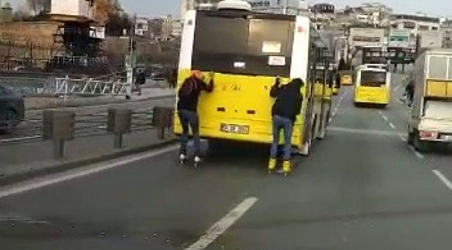 Unkapanı köprüsü'nde gençlerin tehlikeli yolculuğu kamerada