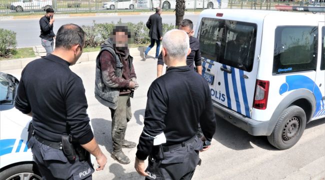Üzeri çamurlu halde kanalizasyondan çıkartılan hırsızlık şüphelisi