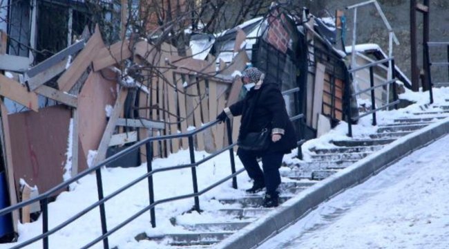 Vatandaşlar buzlu yolda yürümekte zorlandı