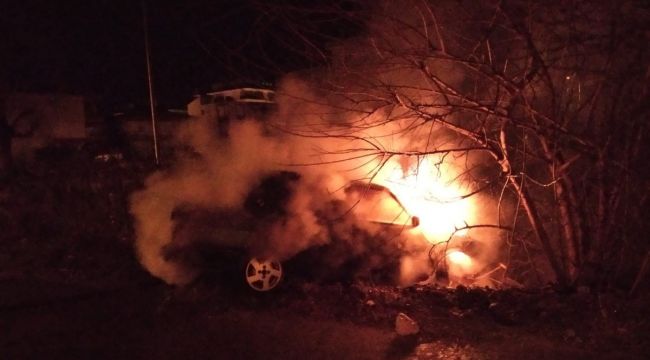 Yeni satın aldığı aracı seyir halindeyken cayır cayır yandı