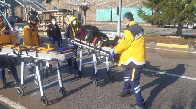 Yolcu minibüsü buzlanma nedeniyle devrildi