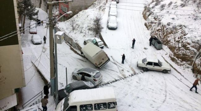 Yollar tuzlanmayınca kazalar ardı ardına geldi