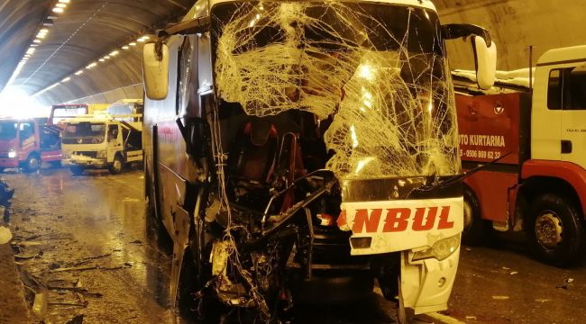 Zincirleme kazada bacakları kopan genç hastanede hayatını kaybetti